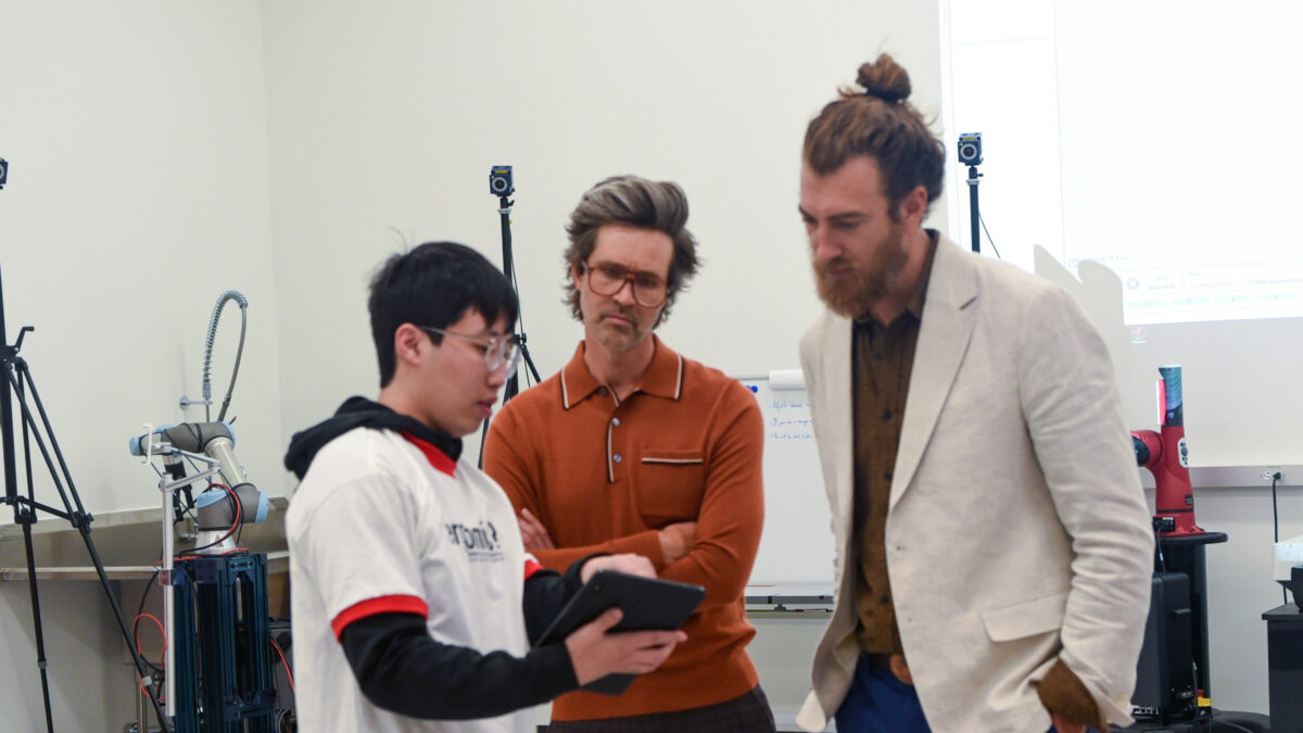 Rhett & Link getting their scores from lifting the  imaginary box
